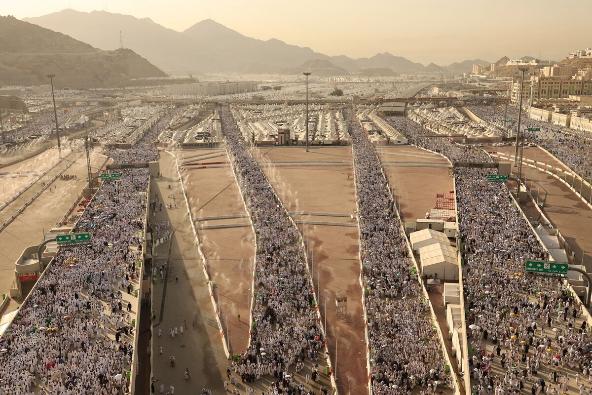 *Saudi Arabia Tightens Crackdown on Unregistered Hajj Pilgrims After Deadly Heatwave